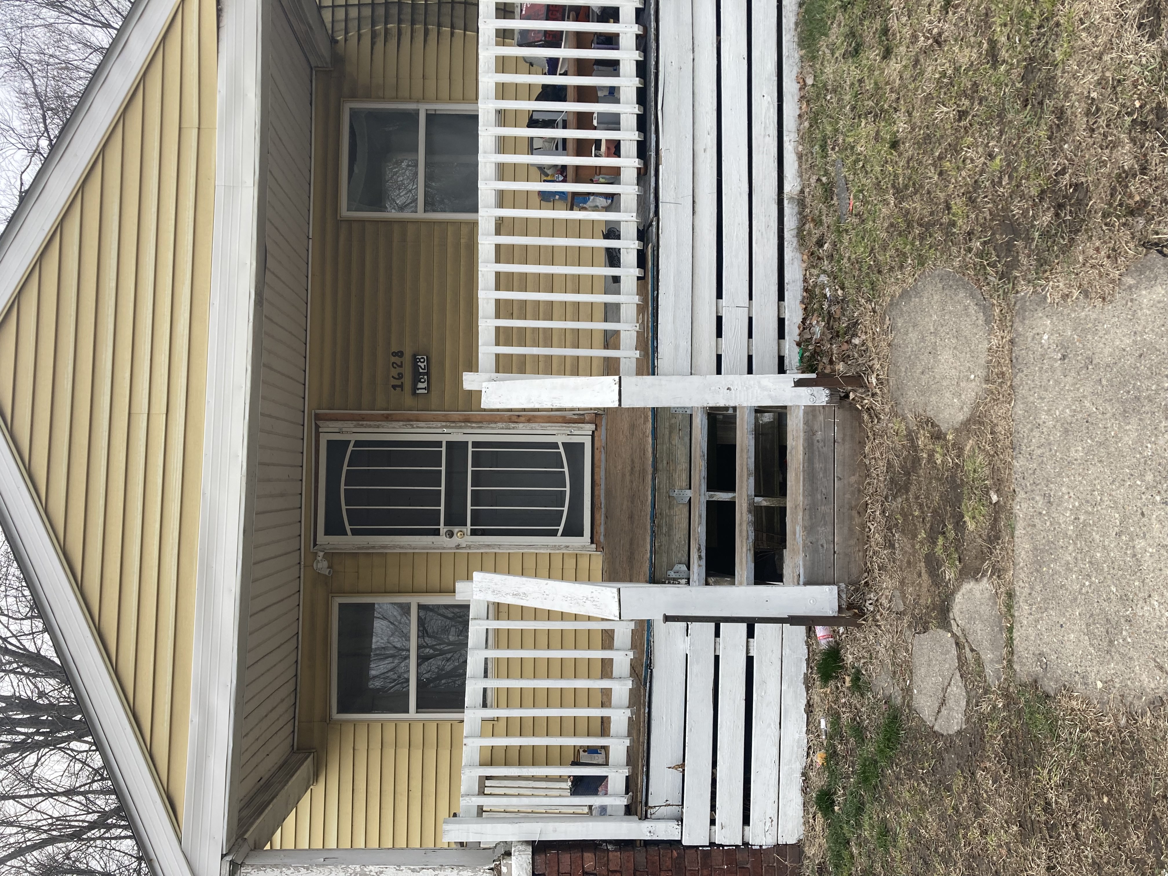 Decatur House: 1628 E Grand Ave