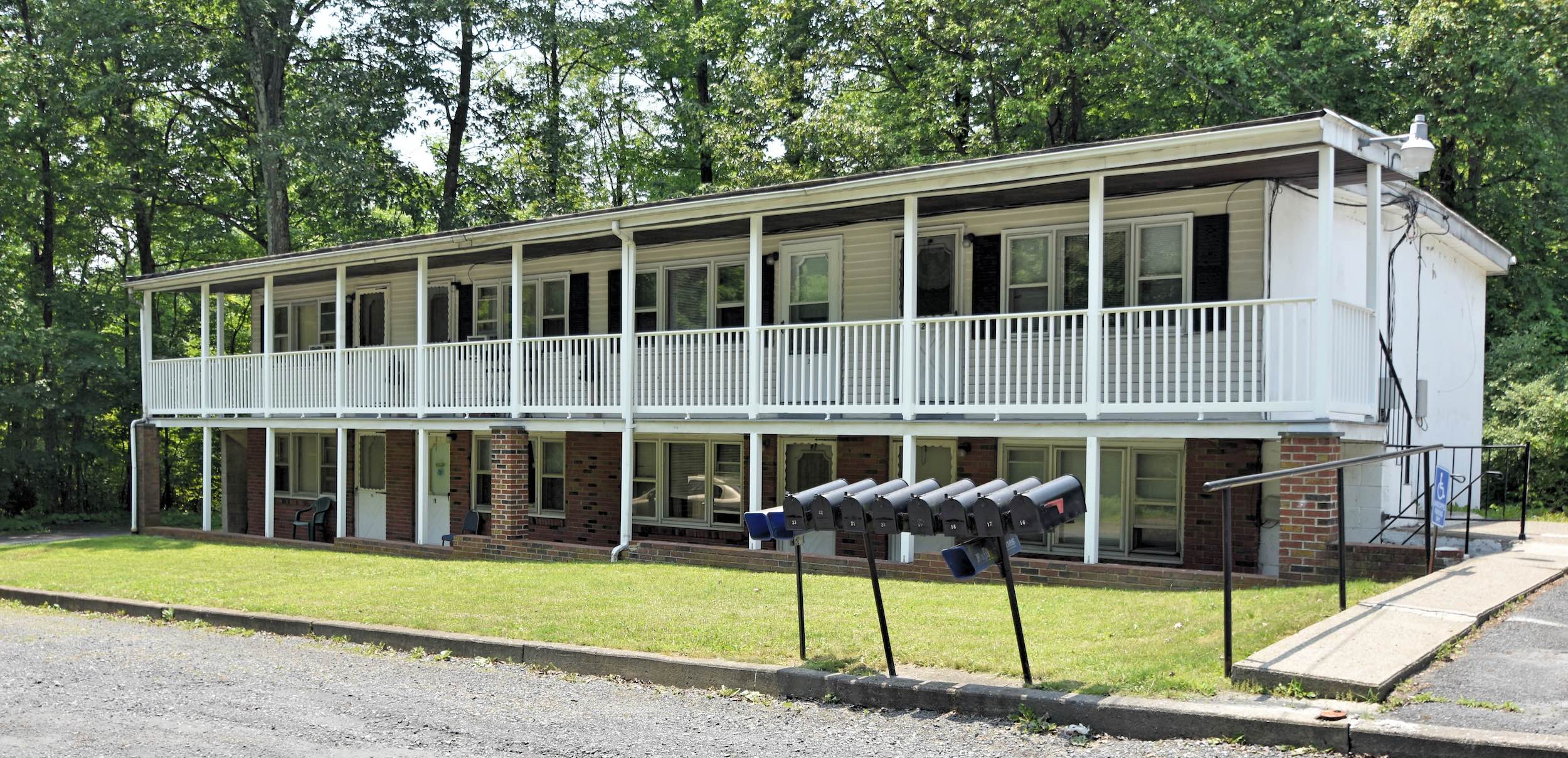 Wind Gap Apartment: 19 Oakwood Drive