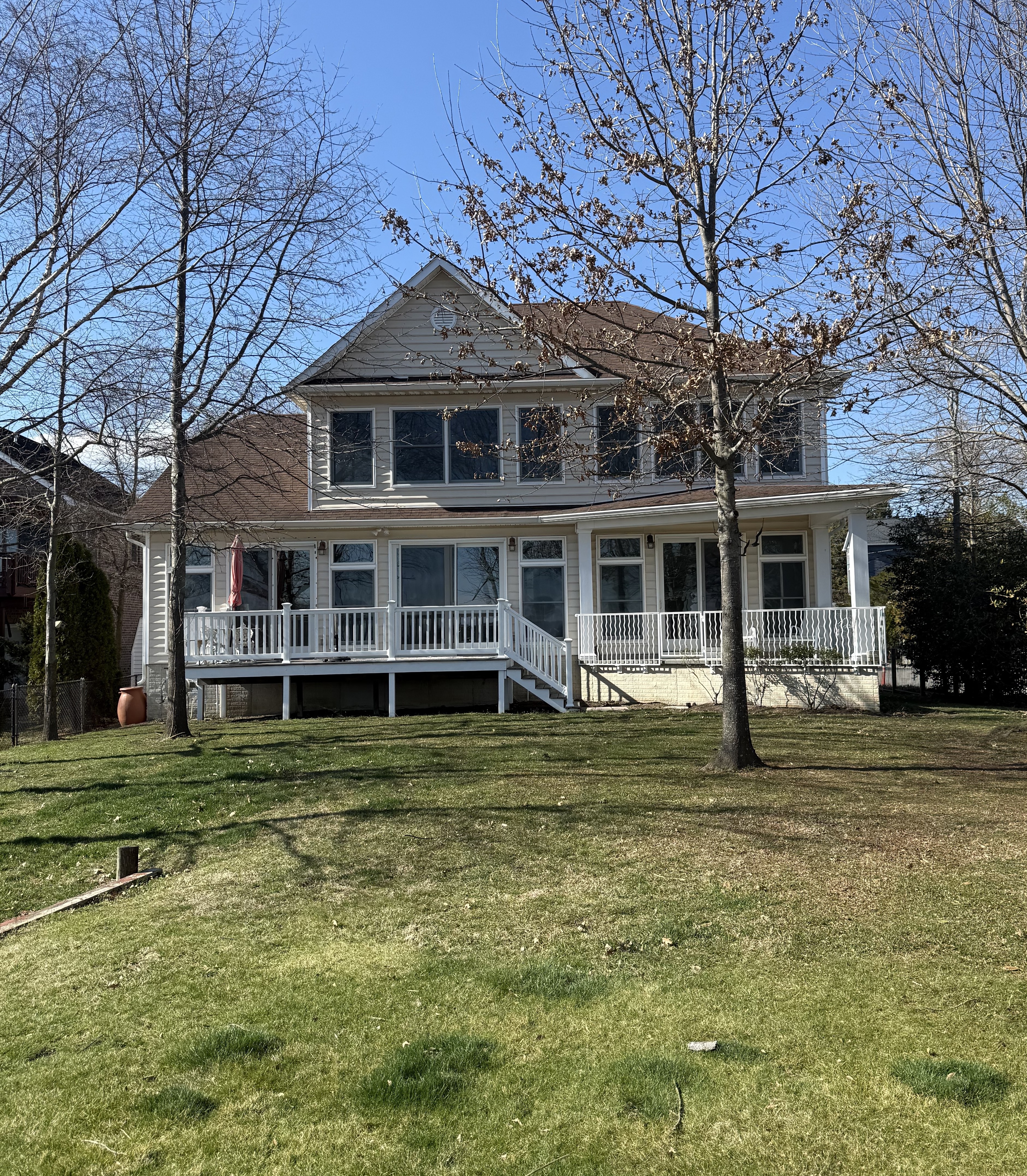 Edgewater House: 943 Williams St