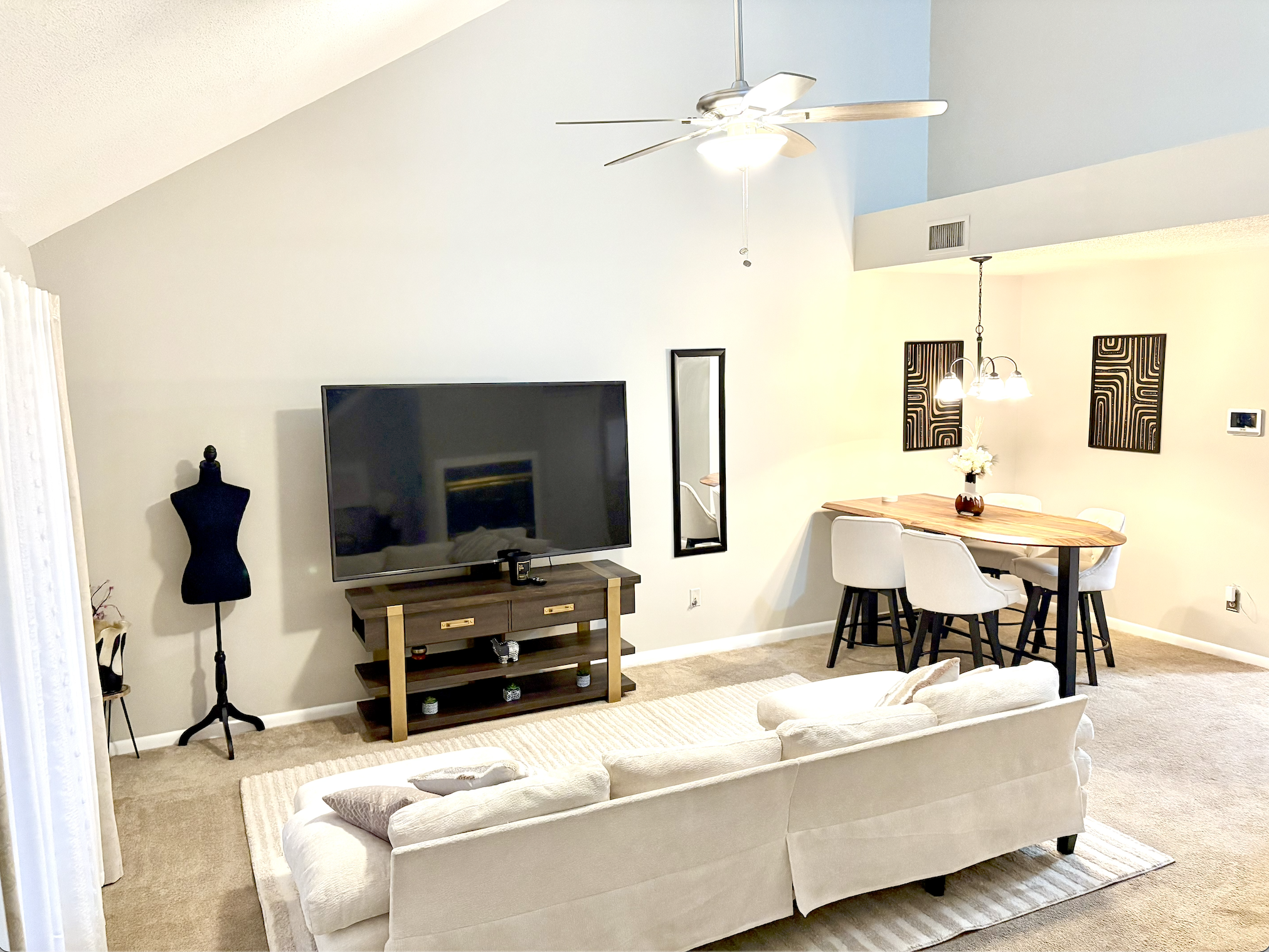 Hampton Townhome: 421 Woodview Ln