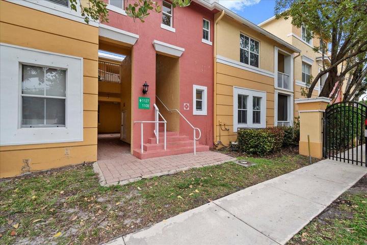 royal palm beach Townhome: 1109 shoma drive