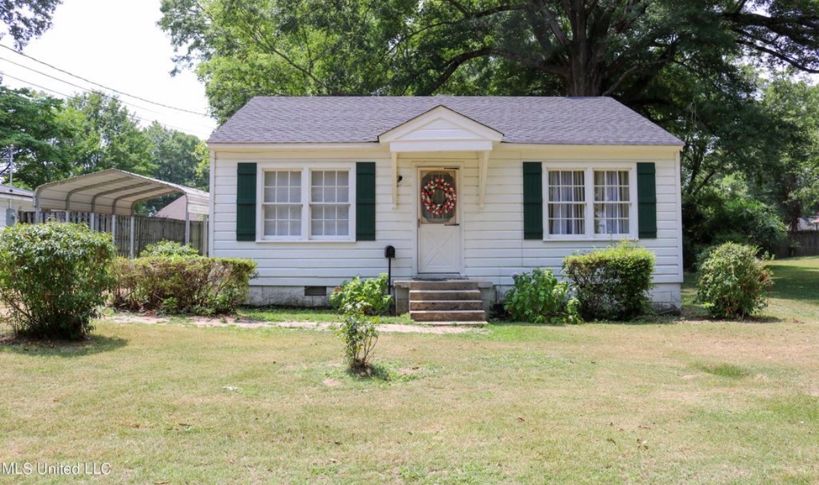 Senatobia House: 213 Lindale St.