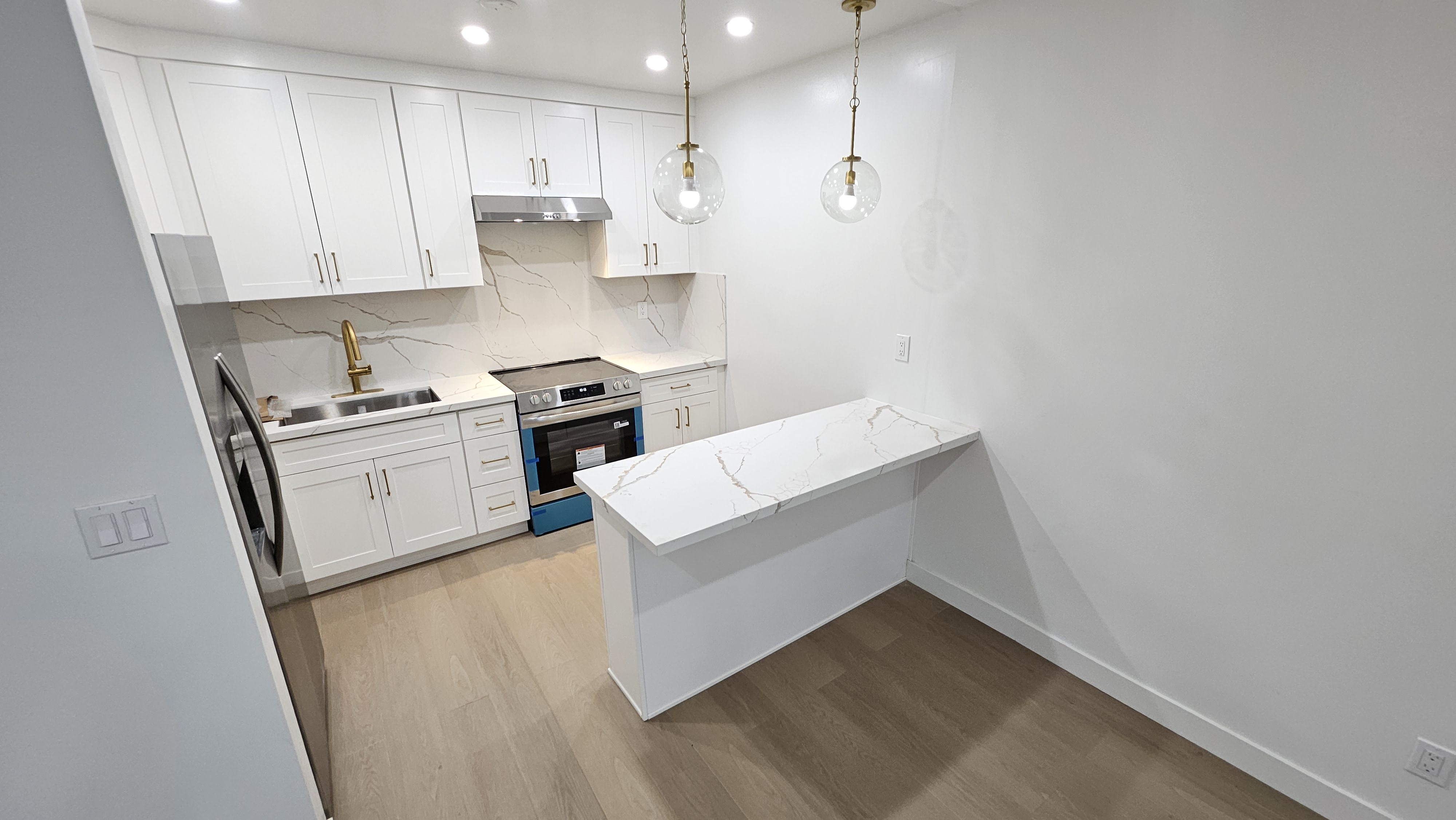 North Hollywood Apartment: 11030 Moorpark St