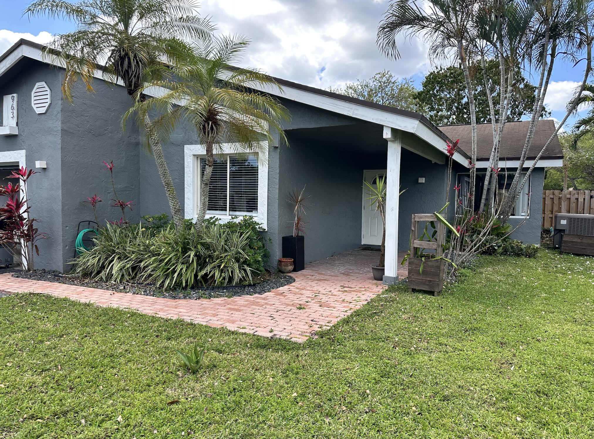 Plantation House: 963 NW 89th Ave