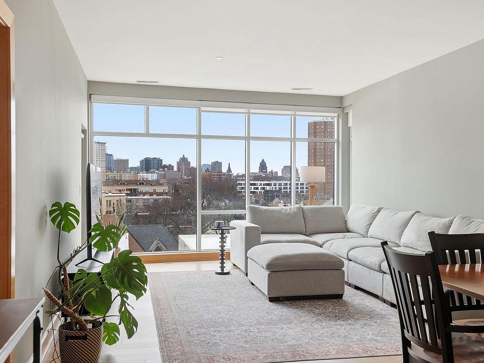 milwaukee Apartment: 1550 East Royall PLACE