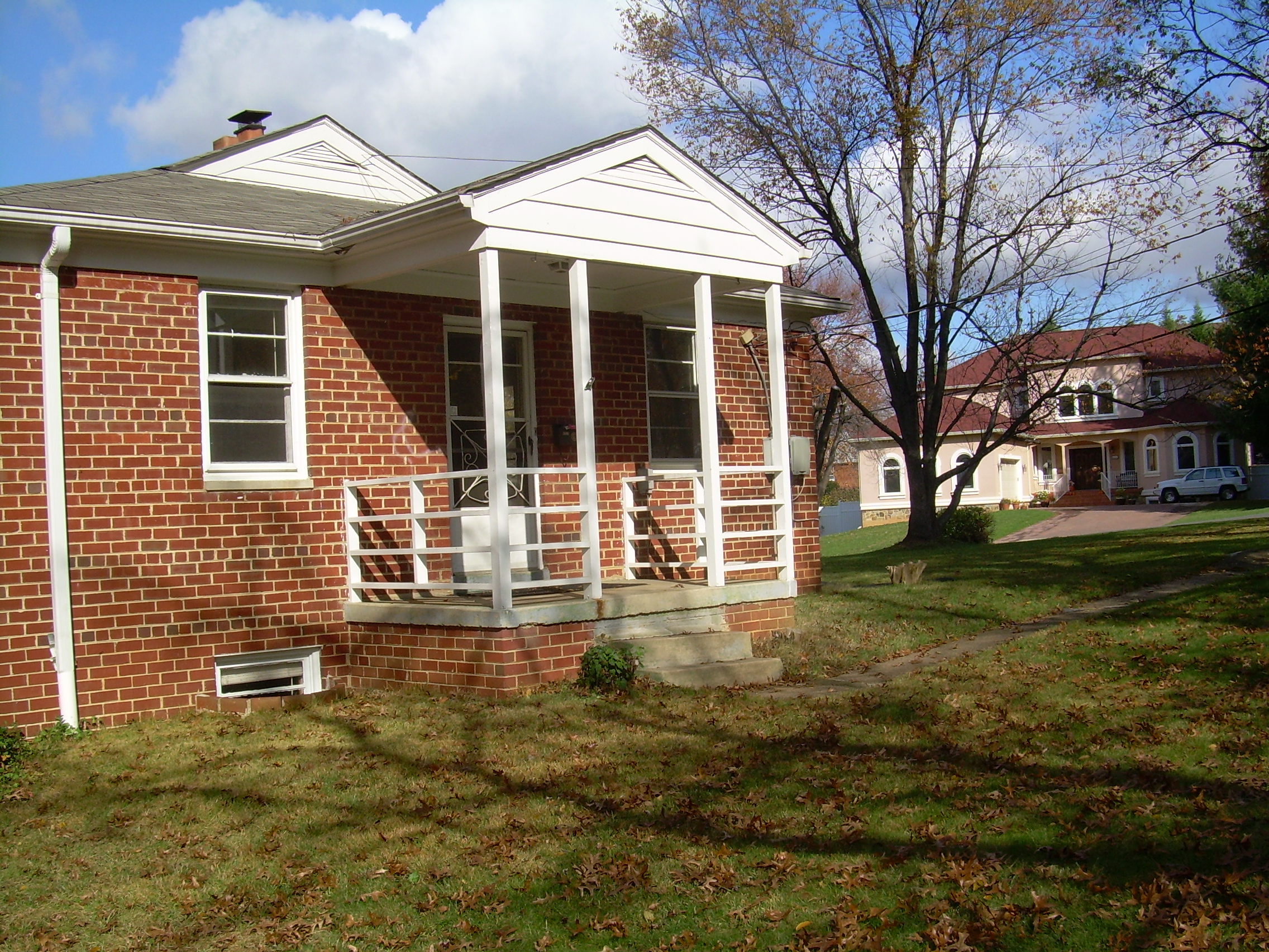 McLean House: 6527 Ivy Hill Drive