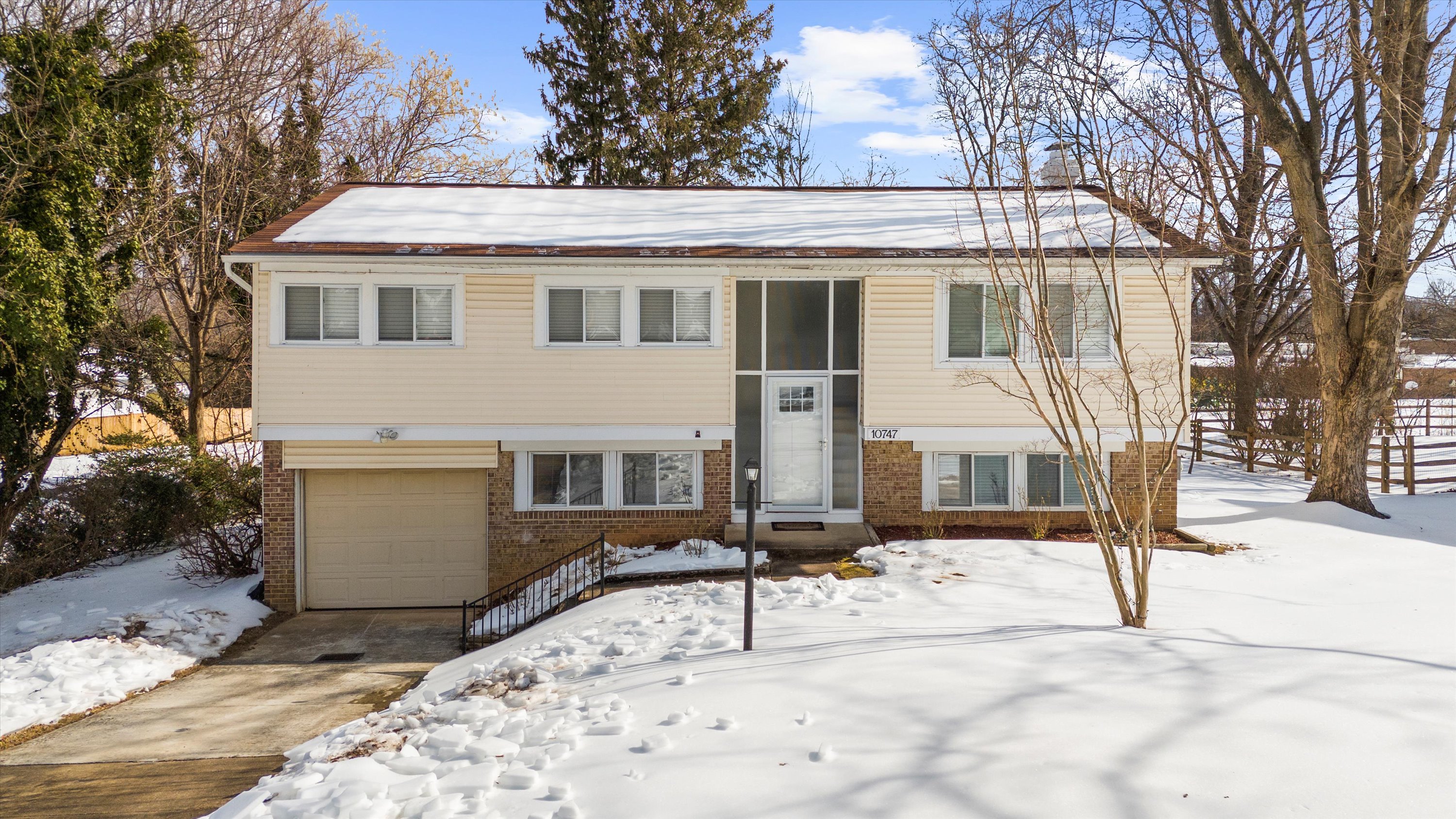 Columbia House: 10747 Evening Wind Court