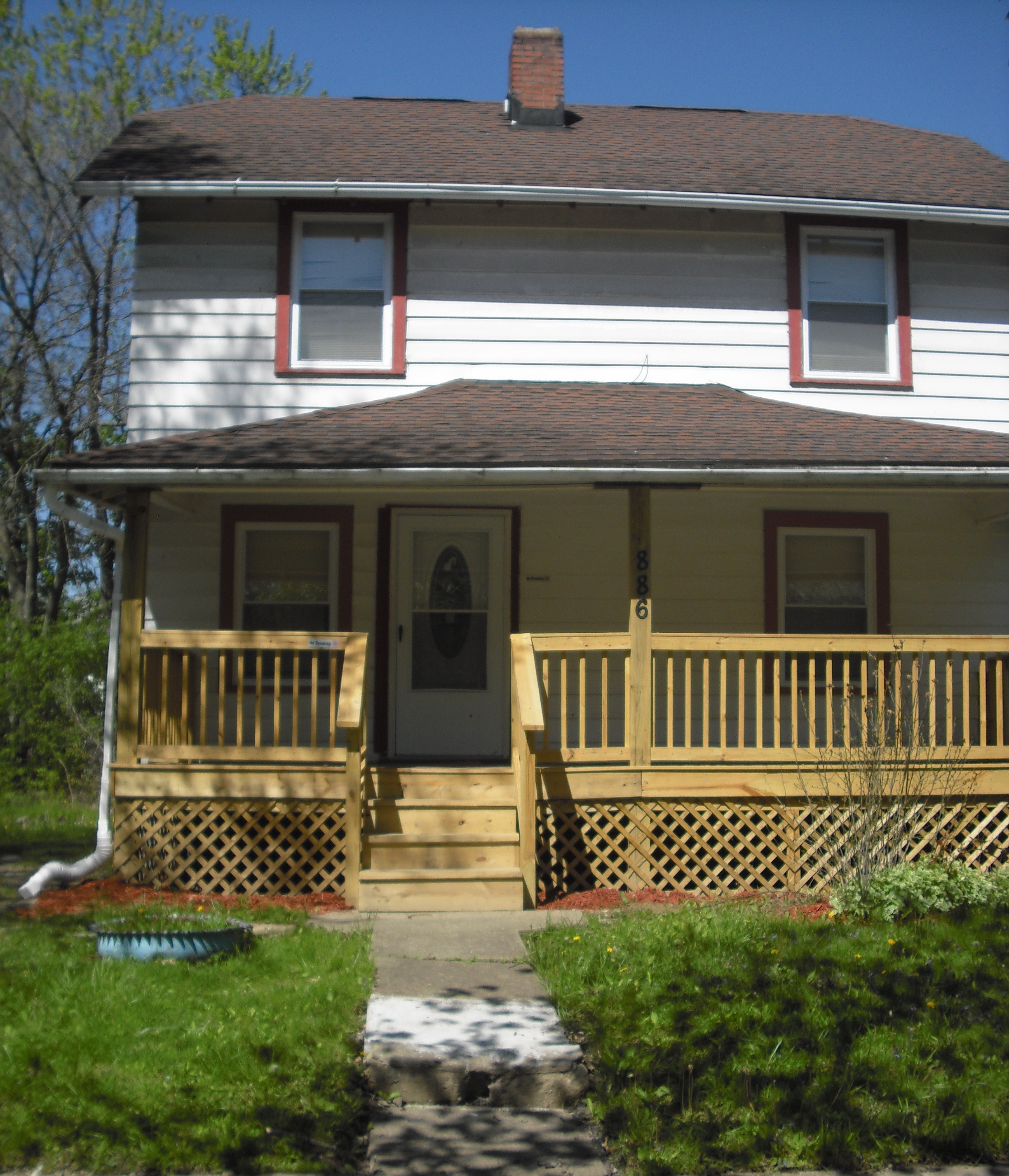 Akron House: 886 Storer Ave