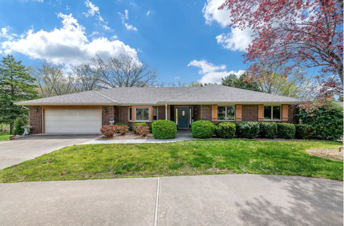 Bella Vista House: 42 Dalton Dr