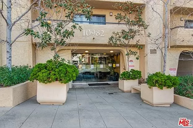 Los Angeles Condo: 10982 Roebling Ave