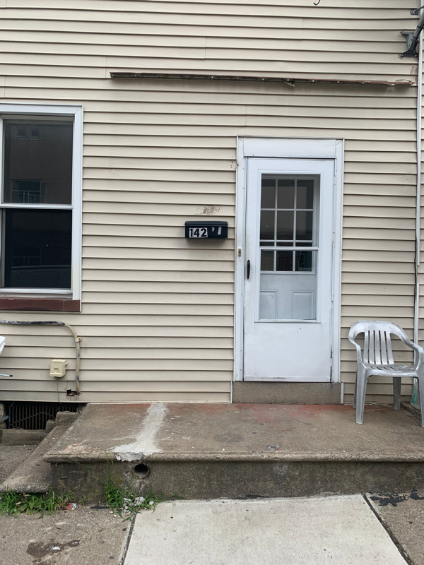 Easton House: 142 S Union St