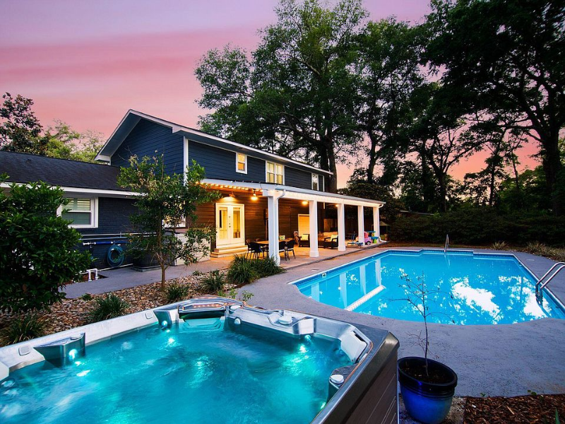 Charleston House: 584 Fort Johnson Rd