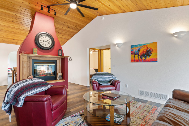 Bigfork House: 33146 Orchard Dr