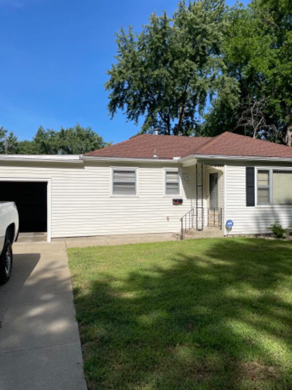 Topeka House: 2433 SW Madeline Ln