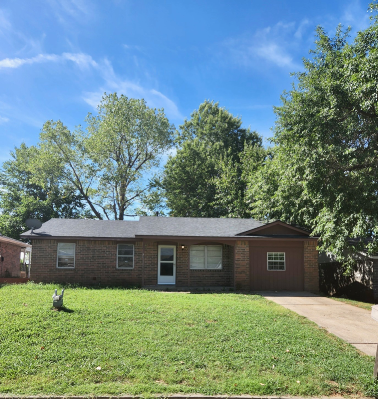 Collinsville House: 1825 W Union Pl