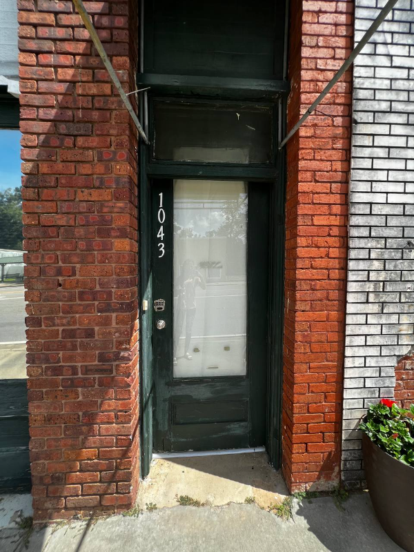 Coolidge Apartment: 1043 S Pine St