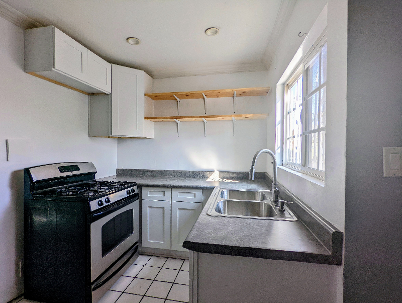 Los Angeles House: 1408 w 55th St