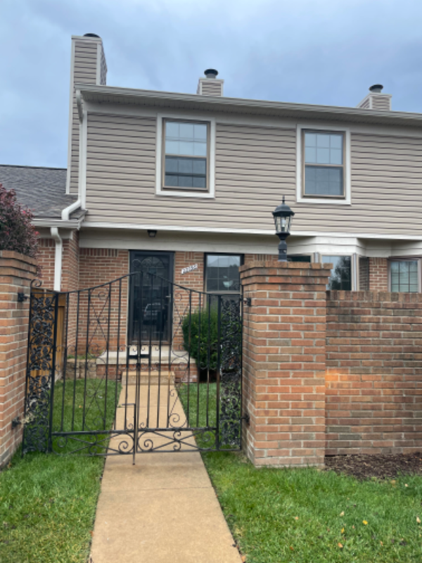 Novi Condo: 22098 Edgewater