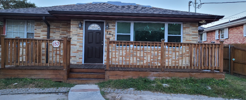 New Orleans House: 137 18th St