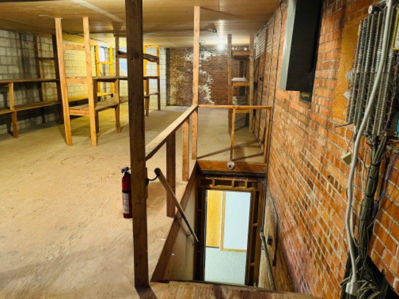 Livingston Other: 124 1/2 S 2nd St