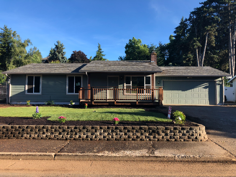 Salem House: 320 Kanuku St SE