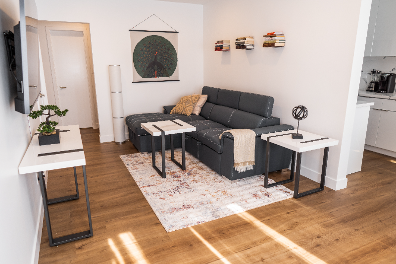 North Hollywood Apartment: 11249 Huston St