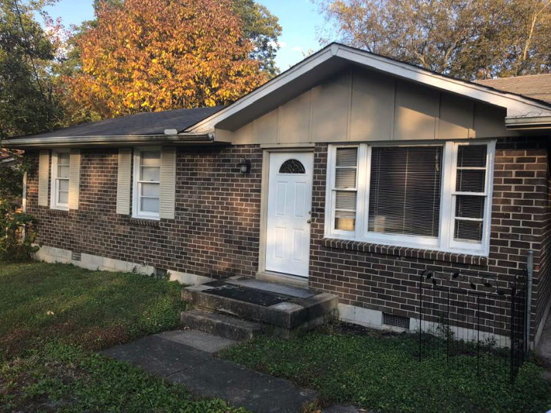 Hendersonville House: 240 Old Shackle Island Rd