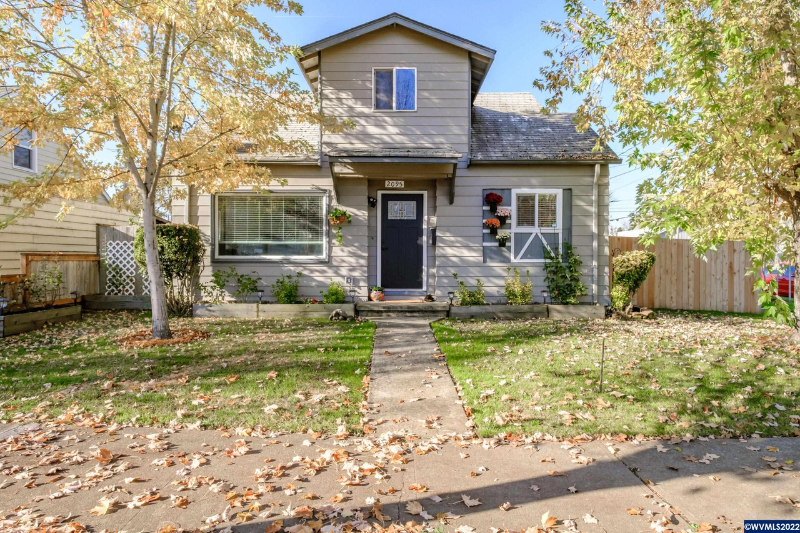 Salem House: 2095 Liberty St NE