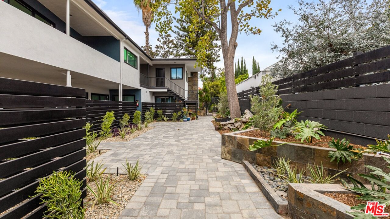 Los Angeles Multiplex: 2021 N Beachwood Dr