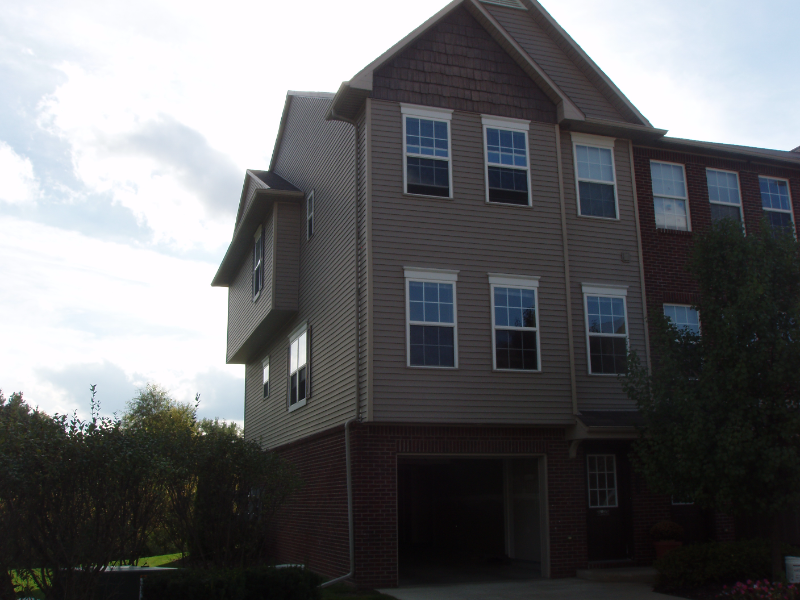 Howell House: 2149 Knotty pine trail