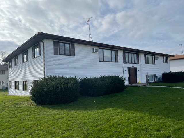 Oostburg Apartment: 835 Illinois Ave