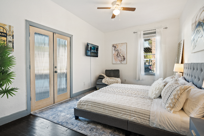 Tampa House: 1221 E Columbus Dr