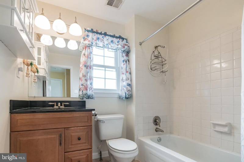 Herndon House: 6 Eric CT