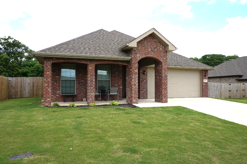 Bentonville House: 3660 MacIntosh Way