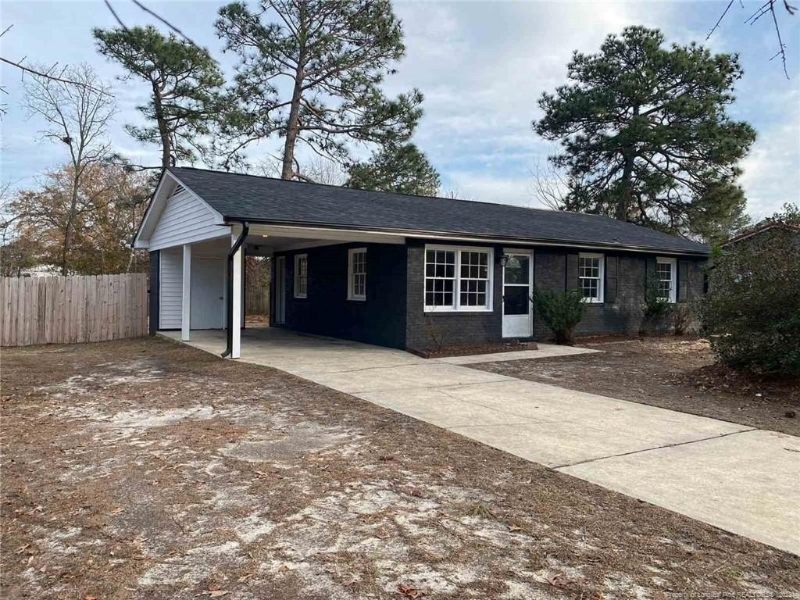 Fayetteville House: 1721 Merry Oaks Drive