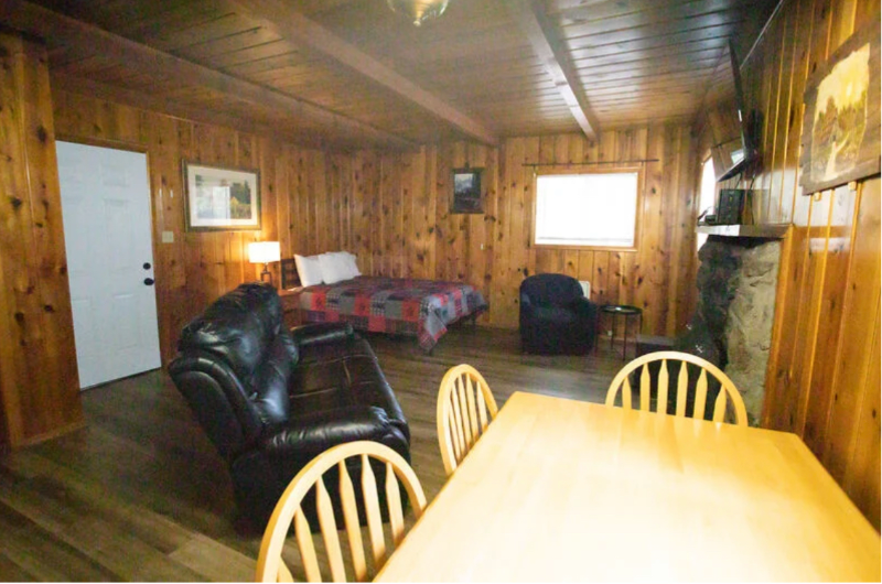 Lakeside Apartment: 596 W. White Mountain Blvd.