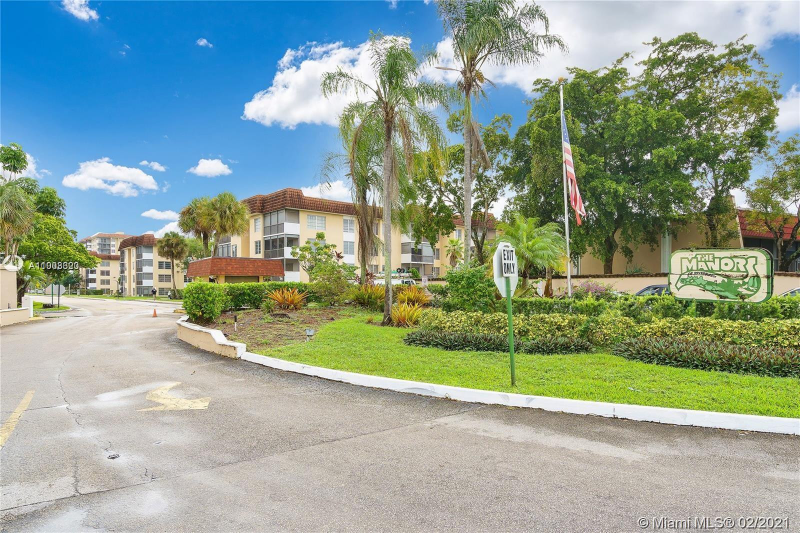 Lauderhill Apartment: 4156 Inverrary Dr