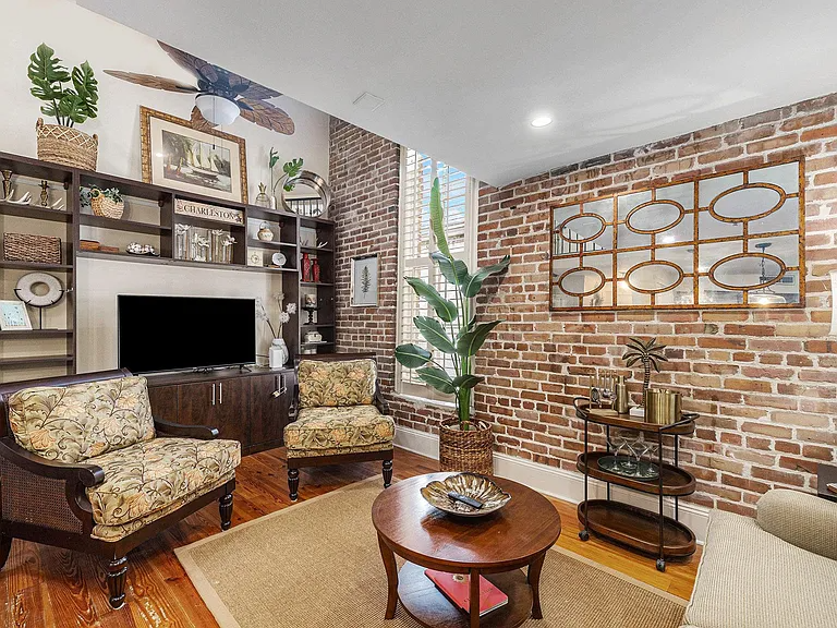 Charleston Apartment: 157 Calhoun St.