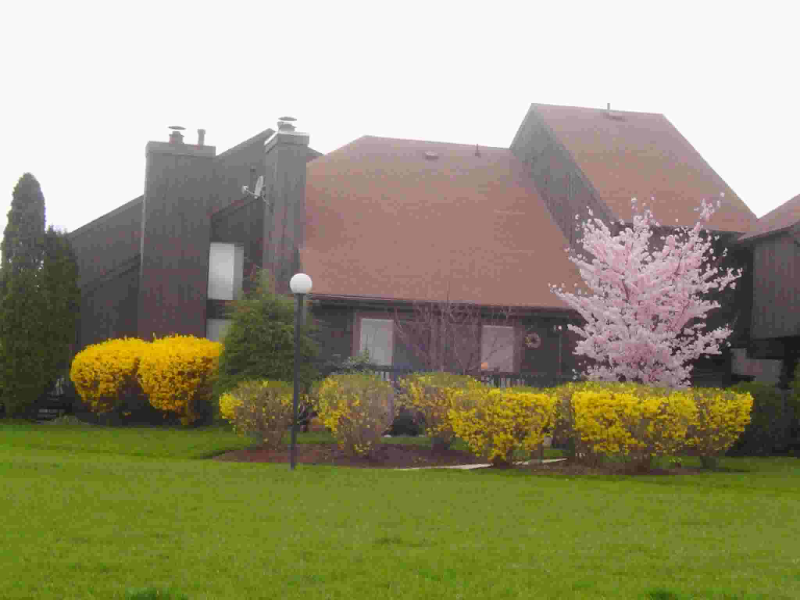 Edison Townhome: 999 Westgate Drive