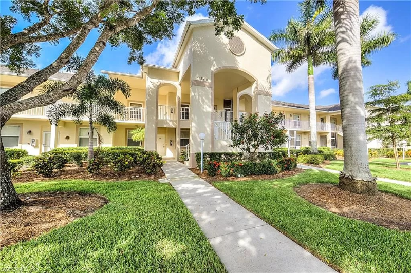 Estero Condo: 21340 Lancaster Run