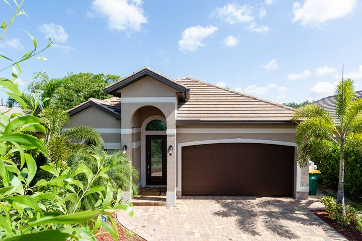 Naples House: 833 109th Ave N