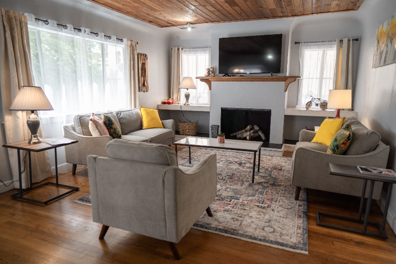 NORTH HOLLYWOOD House: 11247 HUSTON ST