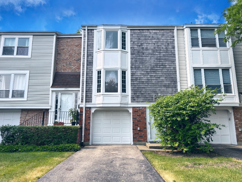 Hoffman Estates House: 1949 Governors Ln