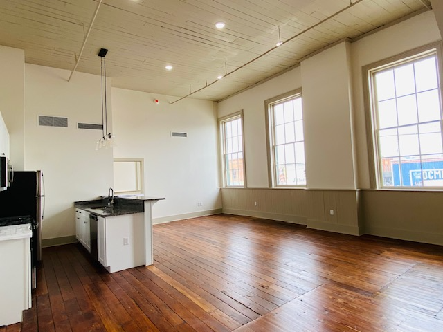 Hawkinsville House: 70 Commerce Street