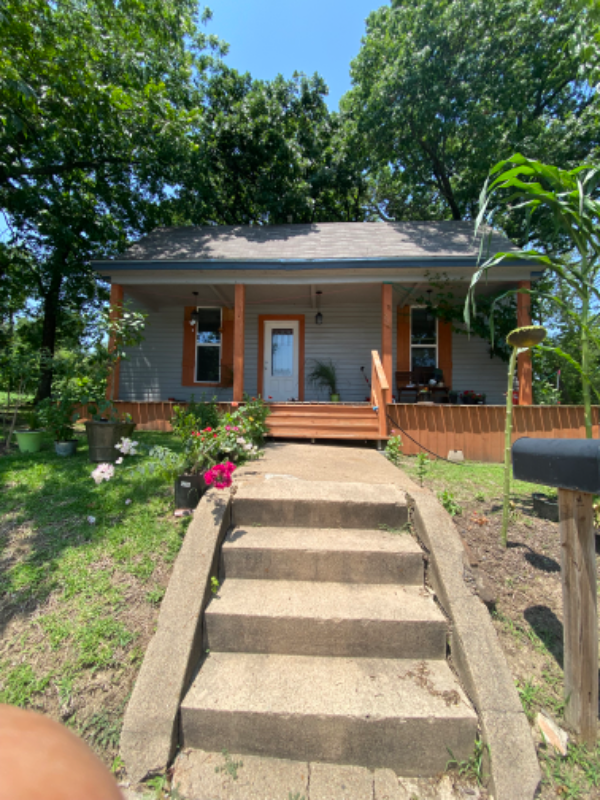 Bonham House: 221 s main