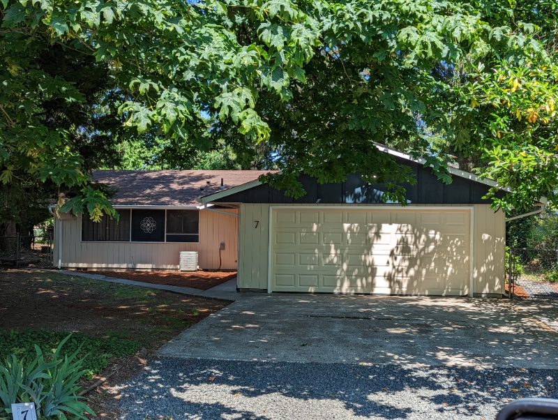 Oakville House: 7 Mitchel CT