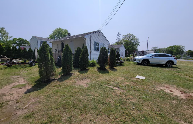 West Islip House: 202 west 1st Street