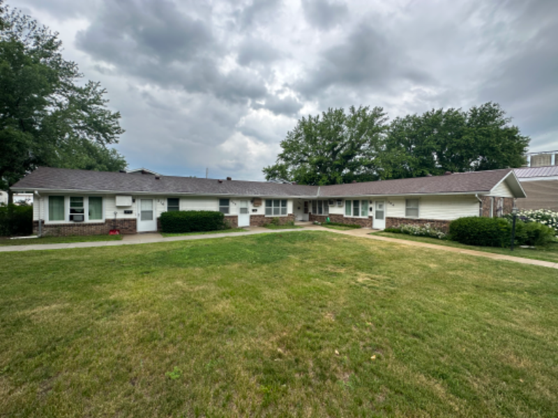 Hospers Apartment: 204 Locust St