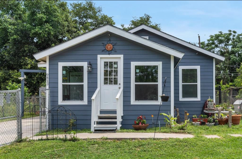 Houston House: 9413 Clinton Dr