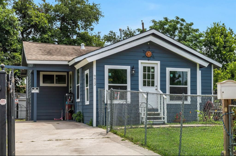 Houston House: 9413 Clinton Dr